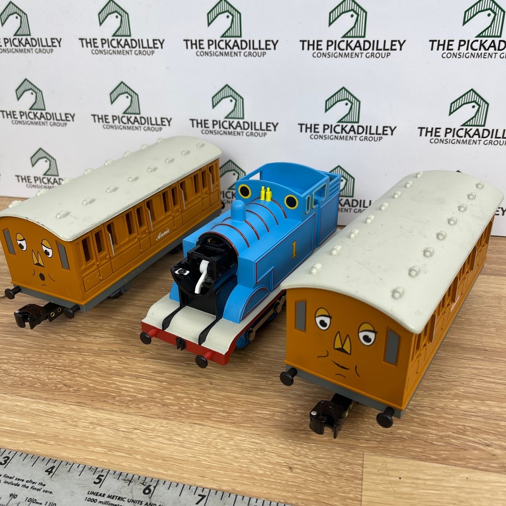 Lionel G Scale Thomas the Tank Engine Annie Clarabel Train Set 7-11022 2011